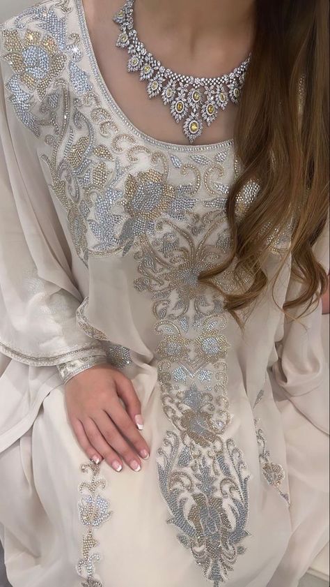 Mukhawar Aesthetic, Emirati Dress, Modern Princess Outfits, Jalabia Styles, Fashion Show Dresses, Long Sleeve Evening Gowns, Moroccan Fashion, Muslimah Fashion Outfits, Arab Fashion