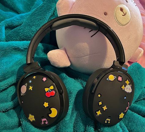 Skullcandy Hesh Anc, Decorating Headphones With Stickers, Sticker On Headphone, Skullcandy Crusher Evo Aesthetic, Skullcandy Headphones Outfit, Skullcandy Headphone Aesthetic, Headphones Aesthetic Sticker, Jenna Ortega Headphones, Stickers For Headphones