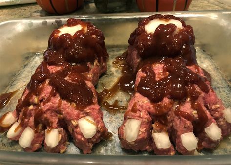 What is feetloaf? The gruesome dinner recipe is back Geek Food, Classic Meatloaf, Halloween Dishes, Spooky Food, True Food, Loaf Recipes, Party Hacks, Food Out, Meatloaf Recipes