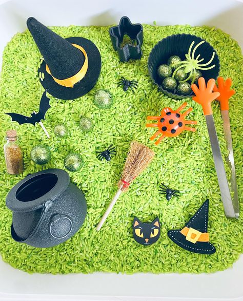 Halloween Sensory Kit! Children will actively engage in imaginative play with this convenient sensiry kit! 🎃👻 This kit includes: 🧹Sensory bin (11 13/16" x 11 13/16" x3 9/16" 👻5 cups colored rice 🧹Witch hats️ 🧹Broomstick 🧹 🕸️🕷️Spiders🕷️🕸️ 🎃Hand grabber 🕷️Silicone sorting cup 🦇Cauldron   Cat ✨Magic potion (glitter in a jar)✨ 🦇Bat 🌟 Star slinky ✨Glittery foam balls Sensory Friendly Trunk Or Treat, Daycare Crafts Halloween, Pom Pom Sensory Bin, Halloween Messy Play, Halloween Tuff Tray Ideas, Sensory Bins For Kindergarten, Halloween Sensory Bottles, Halloween Sensory Activities, Diy Sensory Play