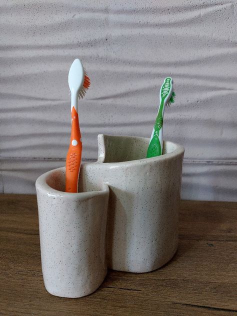 Diy Clay Toothbrush Holder, Ceramic Catch All, Ceramic Toothbrush Holder Handmade, Pottery Organizer, Clay Toothbrush Holder, Easy Ceramics Projects, Ceramic Organizer, Crazy Ceramics, Ceramic Vases Diy