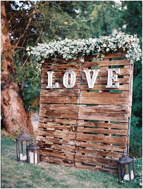 marquee love sign with greenery and florals Rustic Wedding Decor Diy Budget Simple, Pool Wedding Decorations, Wooded Wedding, Pallet Wedding Signs, Rustic Wedding Decor Diy, Backyard Wedding Decorations, Wedding Guest Signing, Blue Wedding Decorations, Pallet Wedding