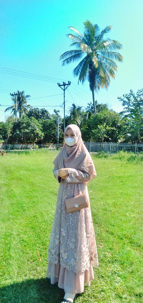 Model Gamis Brokat, Style Kondangan, Model Baju Bridesmaid, Gaun Tulle, Kebaya Modern Hijab, Dress Brokat Modern, Model Kebaya Modern, Kebaya Hijab, Kebaya Modern Dress