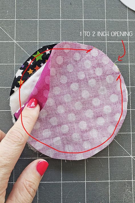 Quilted Fabric Coasters Diy, Flat Quarter Projects, Placemats Sewing Projects, Round Mug Rugs, Diy Fabric Coasters Easy, Easy Coasters To Sew, Fabric Coasters Tutorial, Sewn Coasters Free Pattern, Coaster Patterns Sewing