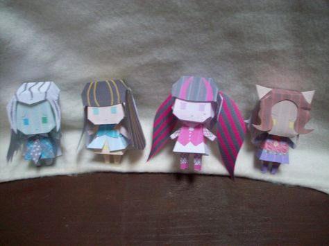 cubecraft de monster high Monster High Printables, Monster High Crafts, Cute Paper Crafts, Monster High Party Ideas, Monster High Draculaura, Art Toys Design, Clawdeen Wolf, Frankie Stein, Girl Crafts