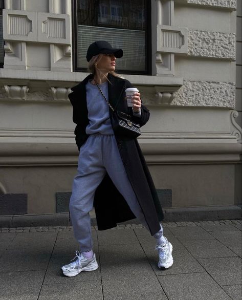 Sweatshirt Sweatpants Outfits, Nyc Fashion Winter, Sweatsuit Outfit, Cold Fashion, Nyc Outfits, Winter Fashion Outfits Casual, Joggers Outfit, Minimal Outfit, Cold Weather Outfits