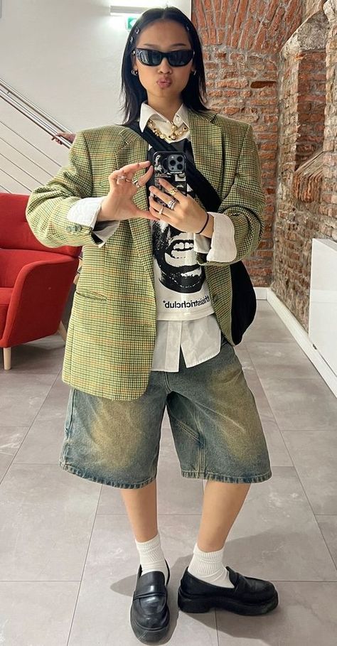 Japanese Street Fashion Fall, Blazer Outfits Streetwear, Jorts Fall Fit, Jorts Autumn Outfit, Rooftop Drinks Outfit, Tokyo Club Outfit, Styling Short Sleeve Button Up, Eclectic Minimalist Fashion, Maximalist Fashion Outfits