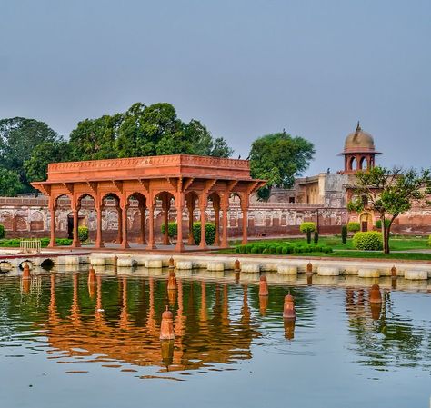 Friends Get Together, Paris Garden, Alcazar Seville, Pakistan Culture, History Of Pakistan, Persian Garden, Mughal Architecture, Seville Spain, Lahore Pakistan