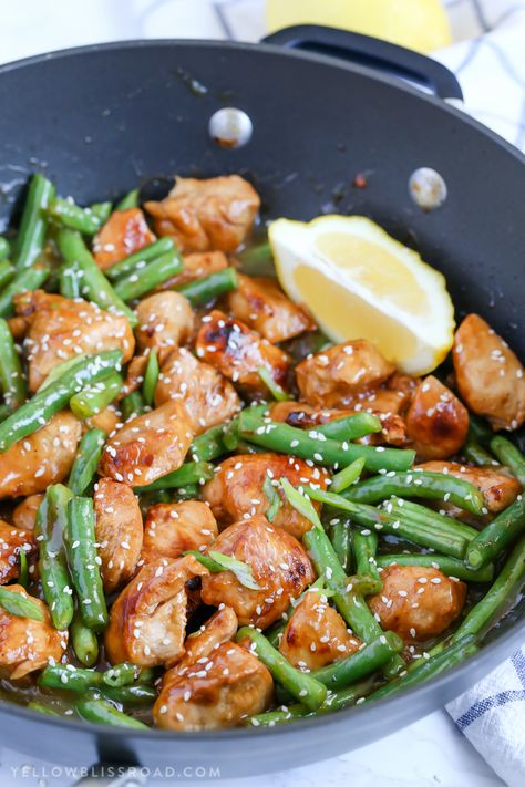 This Honey Lemon Chicken and Green Beans Stir Fry is a light and fresh meal with a ton of flavor. Dinner is on the table in just 20 minutes! Green Beans Stir Fry, Beans Stir Fry, Chicken And Green Beans, Honey Lemon Chicken, Chicken Green Beans, Green Beans Recipe, Healthy Honey, Green Meals, Weekend Dinner