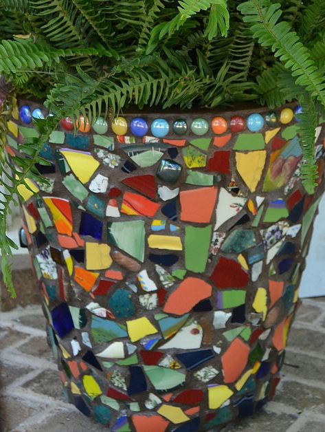 Pique Assiette mosaic flower pot dark gray grout Mosaic Plant Pots, Pot Mosaic, Mosaic Plant, Colored Grout, Mosaic Pot, Mosaic Planters, Mosaic Tiles Crafts, Mosaic Pots, Mosaic Flower Pots