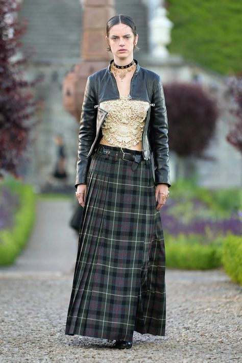 Christian Dior Resort 2025 Collection | Vogue New Look Skirts, Dior New Look, Dior Cruise, Dior Fashion Show, Resort 2025, Dior Skirt, Street Cats, Scottish Fashion, Couture Outfits