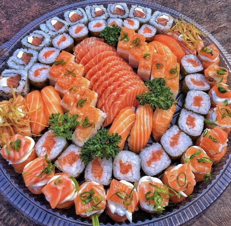 Sushi Aesthetic, Sushi And Sashimi, Sushi Ingredients, Japanese Food Sushi, Food Innovation, Delicacy Food, Sushi Recipes, Food O, Best Food Ever