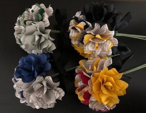 Fleur Harry Potter, Book Flower Bouquet, Harry Potter Pages, Wizard Wedding, Harry Potter House Colors, Harry Potter Bachelorette Party, Hp Wedding, Harry Potter Bachelorette, Harry Potter Colors