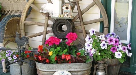 Western Backyard, Galvanized Tub Planter, Wagon Wheel Decor, Farmhouse Summer Decor, Summer Porch Decor, Flea Market Gardening, Wagon Wheels, Galvanized Tub, Wheel Decor