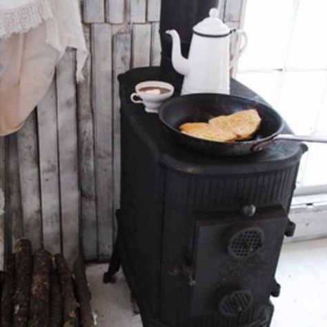 SIMPLE COUNTRY PLEASURES, THE VINTAGE ROUND TOP Woodburning Stove, Old Stove, Interior Simple, Small Log Cabin, Vintage Stoves, Antique Stove, Bedroom Tv, Cast Iron Stove, Cottage Kitchens