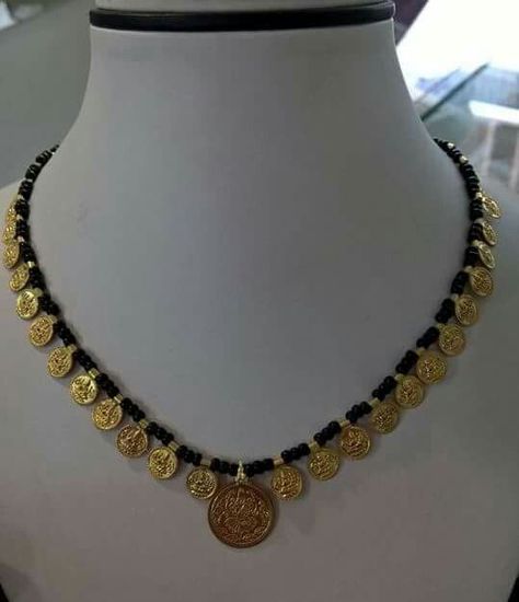 Gold Layered Necklace, Black Beads Mangalsutra Design, Gold Mangalsutra Designs, Pearl Necklace Designs, Beaded Necklace Designs, Jewerly Making, Black Beaded Jewelry, Wedding Jewellery Collection, Beaded Jewelry Designs