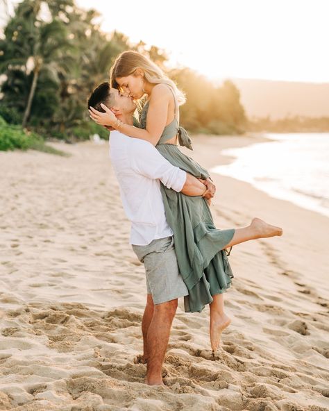 Pre Wedding Beach Photoshoot Outfit, Beach Photo Engagement, Couple Beach Pictures Outfits Summer, Beach Pictures Outfits For Couples, Hawaii Engagement Pictures Oahu, Hawaii Engagement Photos Outfit, Engagement Session Outfits Beach, Oahu Couple Photoshoot, Beach Wedding Anniversary Photoshoot