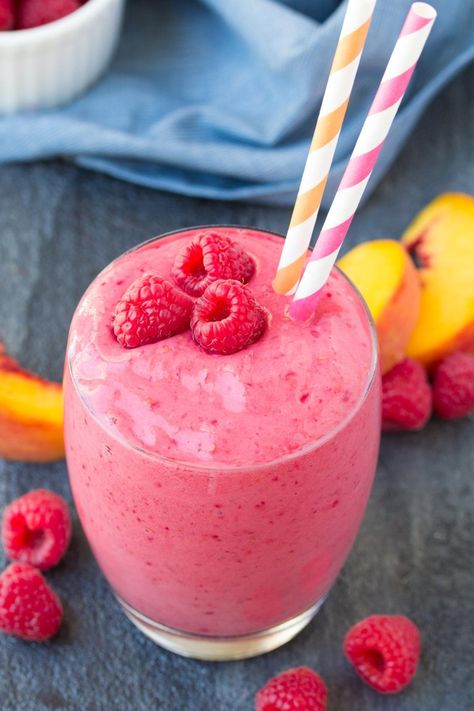 This Raspberry Peach Smoothie Shake is full of fresh raspberry flavor! With just a few ingredients, this vibrant smoothie is quick and easy to make! Smoothie Protein, Banana Protein Smoothie, Menu Sarapan Sehat, Fresh Fruit Smoothies, Banana Splits, Resep Smoothie, Power Smoothie, Orange Smoothie, Overnight Oat