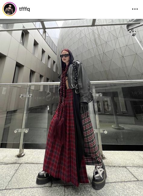 Grunge Editorial, Grunge Outfits Winter, Grunge Winter, Punk Looks, Weird Fashion, Tokyo Fashion, Celebrity Street Style, Street Style Outfit, Grunge Fashion