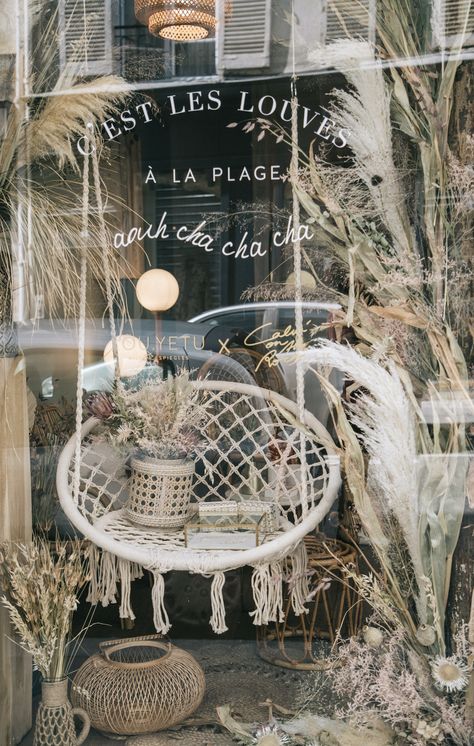 Shop Vitrine Design, Boho Window Display, Boutique Clothing Store Design, Bay Window Decorating Ideas, Showcase Store, Boutique Window Displays, Autumn Window Display, Vitrine Design, Store Front Windows