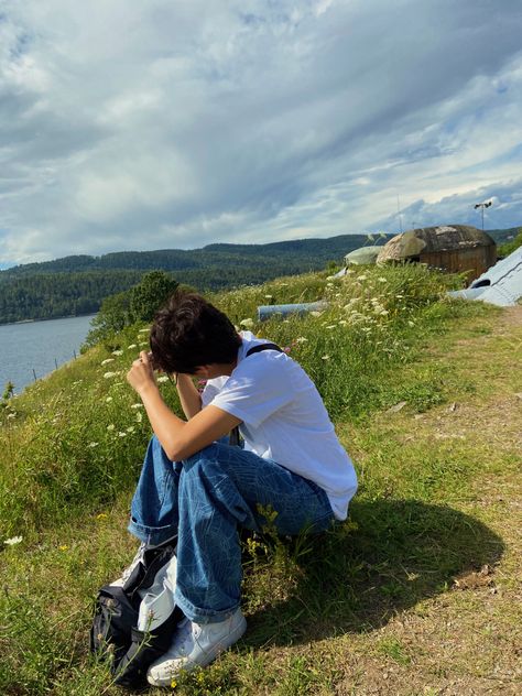 Picture i took of my cousin taking a photo. Easy way to make a picture look cute ans candid Candid Pose Ideas, How To Pose In Front Of Monuments, Candid Selfie Poses, Candid Photo Ideas, Candid Photos Of People, Candid Pictures, Candid Photo, Taking A Picture, Photos Inspo