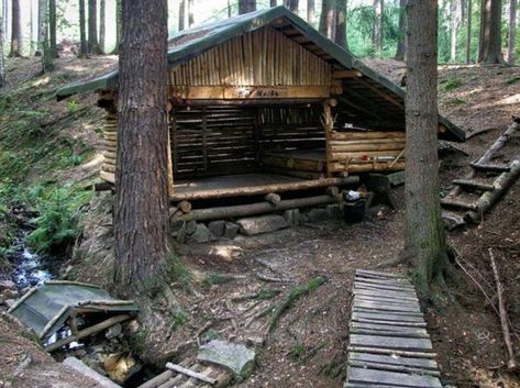 Bushcraft Shelter, A Cabin In The Woods, Camping Shelters, Bushcraft Skills, Wheelbarrows, Shelter Design, Apocalypse Survival, Bushcraft Camping, Survival Shelter