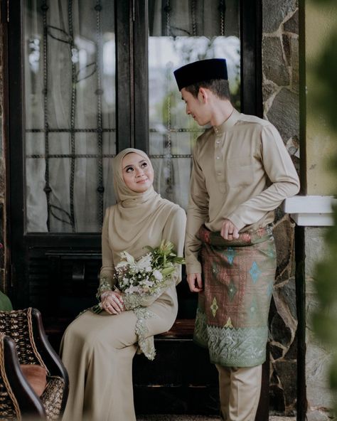 Tunang Ideas, Melayu Wedding, Kulot Pants, Malaysian Wedding, Malay Wedding Dress, Muslim Wedding Photos, Baju Kahwin, Muslimah Wedding Dress, Muslimah Wedding