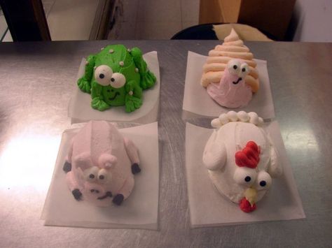 Critter Cake Ideas, Critter Cupcakes, Cupcake Critters, Pup Cakes, Chicken Cakes, Dq Cake, Jumbo Cupcake, Donut Ideas, Pig Cupcakes