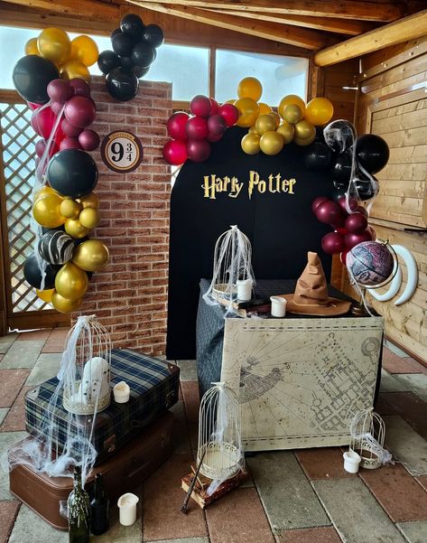 Allestimento stile Harry Potter Harry Potter Planner, Harry Potter Theme Birthday, Cumpleaños Harry Potter, Stile Harry Potter, Harry Potter Bday, Harry Potter Room Decor, Festa Harry Potter, Anniversaire Harry Potter, Harry Potter Birthday Party