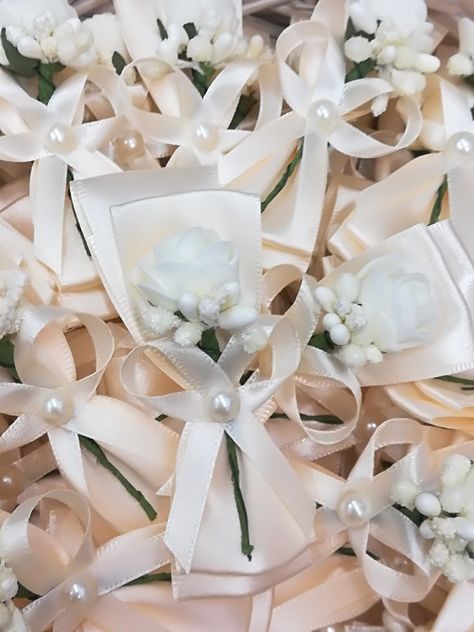 Wedding Bows Diy, Diy Boutonniere, Diy Corsage, Candle Wedding Gift, Family Flowers, Wedding Shower Decorations, Lily Wedding, Wedding Design Decoration, Wedding Gift Baskets