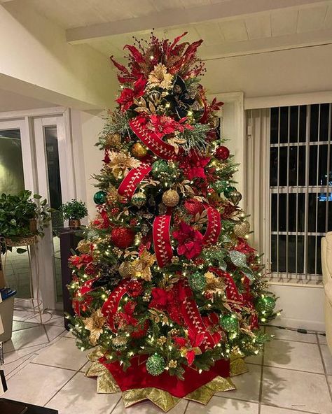 Red Christmas Decor Ideas, Themed Christmas Tree Ideas, Creative Christmas Tree Ideas, Champagne Christmas Tree, Red Plaid Pillows, Red Christmas Lights, Elegant Christmas Tree Decorations, Floral Christmas Tree, Red Christmas Decor