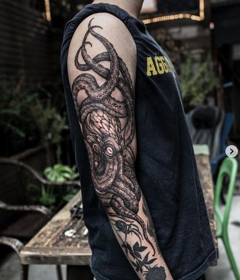 Octopus Tattoo Sleeve, Kraken Tattoo, Berlin Tattoo, Molecule Tattoo, Octopus Tattoo Design, Octopus Tattoos, Scary Tattoos, Irezumi Tattoos, Octopus Tattoo