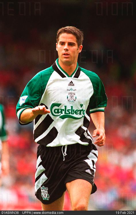 Jamie Redknapp of Liverpool in 1994. Liverpool New Kit, Liverpool Retro, Liverpool Kit, Jersey Futsal, Jamie Redknapp, This Is Anfield, Shirt Outfit Men, Drinks Bar, Retro Soccer