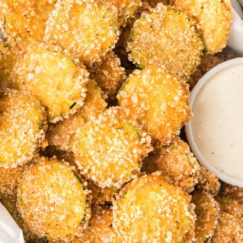 Fried Chicken Deep Fryer, Deep Fried Zucchini, Deep Fryer Recipes, Zucchini Rounds, Cheese Dipping Sauce, Zucchini Chips Recipe, Deep Fried Recipes, Pumpkin Chip, Fried Zucchini