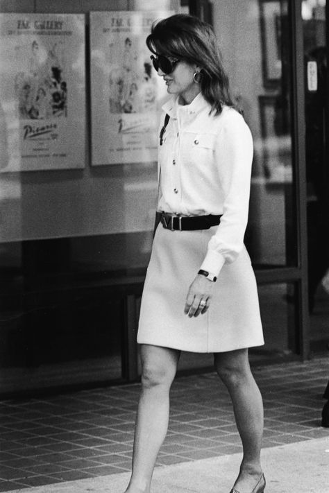 Jackie Kennedy, 1970.  She was always so classy and chic.  And beautiful too. Royal Wardrobe, Princesse Kate Middleton, Jackie O Style, Lee Radziwill, Jackie Onassis, Bianca Jagger, Fashion Articles, Jackie O, Jane Birkin