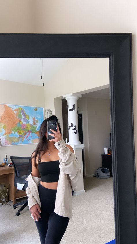 Mirror selfie of a black crop top and black leggings for fall with a oversized beige coat Black Leggings And Black Top Outfit, Autumn Outfits Black, Fall Brunch Outfit, Black Top Outfit, Fall Brunch, Outfit For Fall, Black Leggings Outfit, Winter Fit, Beige Coat