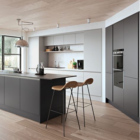 Möglichkeit, sollten wir uns dazu entscheiden, das Waschbecken nicht auf dem Tresen zu platzieren. Modern Grey Kitchen, Light Grey Kitchens, Modern Contemporary Kitchen, Серая Кухня, Handleless Kitchen, New Kitchen Designs, Grey Paint, Kitchen Interior Design Modern, Contemporary Kitchen Design