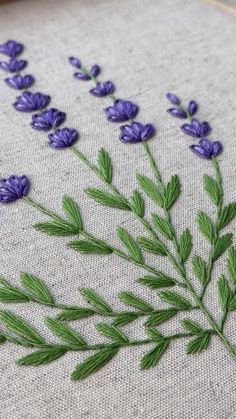 Diy Sy, Basic Hand Embroidery Stitches, Embroidery Stitches Beginner, Embroidery Lessons, Hand Embroidery Patterns Flowers, Hand Embroidery Videos, Diy Embroidery Patterns, Basic Embroidery Stitches, Handmade Embroidery Designs