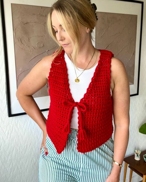 🌹🍓🍒 Red is having a moment this summer, and the Tessa tie front top in Merlot does not disappoint! 😍 What colour would you crochet yours in? PSA: If you can’t crochet, don’t worry… I couldn’t 3 months ago and now I can’t stop! So why not come on the journey with me and learn how with my series of beginner friendly tutorials, resources and kits 🧶 Crochet Tie Front Top, Tie Front Top Pattern, Crochet Sweater Vest, Crochet Tie, Knit Vest Pattern, Crochet Vest Pattern, Crochet Business, Crochet Tops Free Patterns, Vest And Tie