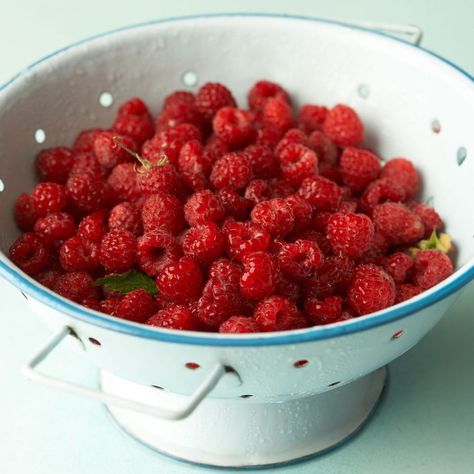 Raspberries are delicate, so it's important to wash them with care. Experts share how to wash raspberries so they aren't damaged, plus tips for effectively drying them. Wash Raspberries, Raspberry Cobbler, Entertaining Dinner, Produce Recipes, Raspberry Recipes, Fresh Raspberries, Red Raspberry, Late Spring, In Season Produce