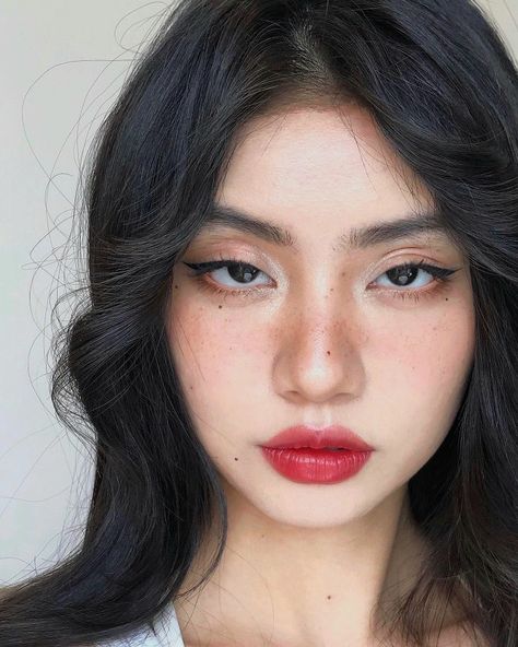 Dark Feminine Simple Makeup, Fat Noses Models, Lipstick Makeup Looks, Cool Tone Makeup, Korean Makeup Trends, Red Lipstick Makeup Looks, Warm Makeup, Vampy Makeup, Mekap Mata