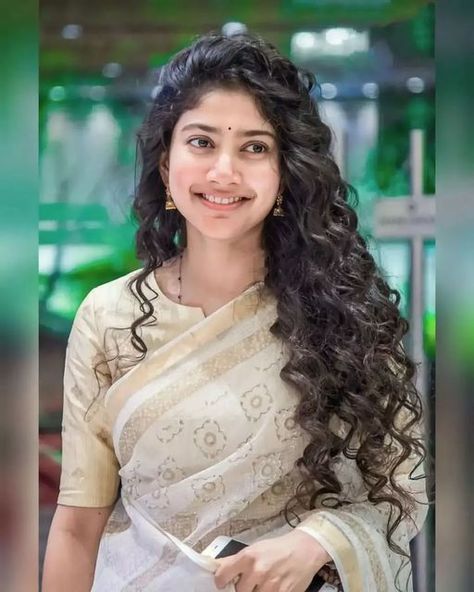 Sai Pallavi Hd Images, Sai Pallavi, My Queen, Couples Poses For Pictures, Indian Beauty Saree, Actress Photos, Image Hd, Curly Hair, Curly Hair Styles