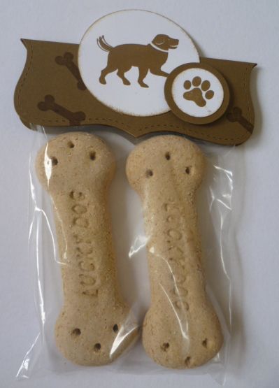 Doggy Treats.  Great for Craft Fairs or Fetes. https://astampingjourney.wordpress.com/2014/11/18/more-craft-fair-projects/ Craft Fair Projects, Doggy Treats, Dog Treat Bag, Christmas Craft Fair, Chanel Outlet, Treat Holders, Fair Projects, Dog Crafts, Treat Holder