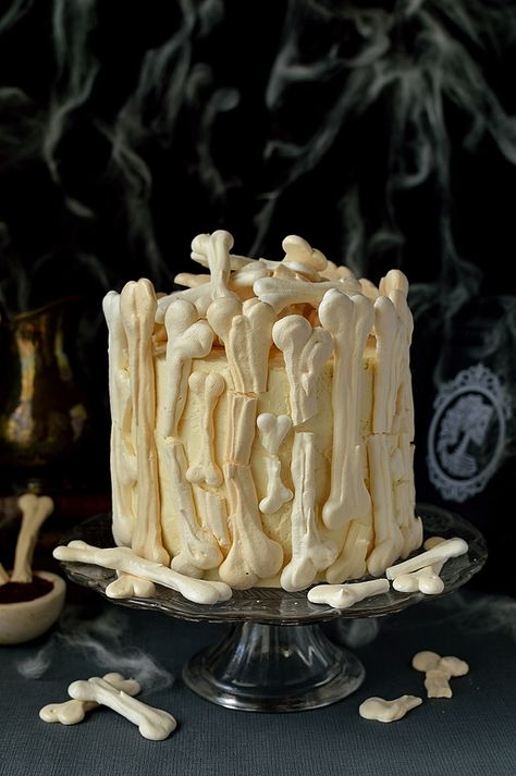 Meringue Bones, Festive Cake Recipes, Vanilla Meringue, Halloween Cakes Easy, Halloween Cake Recipes, Halloween Sugar Cookies Decorated, Halloween Backen, Delicious Halloween Treats, Berry Coulis