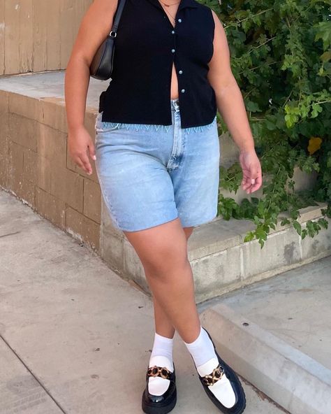 Outfits With Loafers Women Plus Size, Denim Shorts Plus Size Outfits, Denim Shorts Midsize, Plus Size Summer Beach Outfits, 90s Summer Outfits Plus Size, Summer Midsize Fashion, Spring 2024 Fashion Trends Plus Size, Plus Size Jorts Outfit Idea, Summer Outfits Plus Size 2023