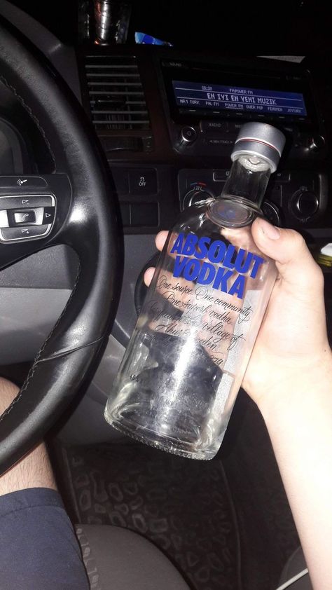 Alcohol In Car, Absolut Vodka Aesthetic, Vodka Snap, Vodka Aesthetic, Pretty Alcoholic Drinks, Best Snapchat, Beautiful Scenery Pictures, Absolut Vodka, Alcohol Bottles