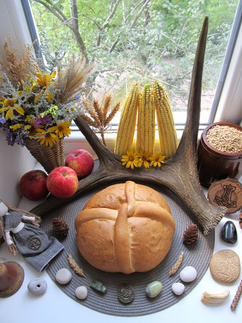 Lughnasadh altar 2018 / Lammas altar 2018 Lughnasadh Altar, Wiccan Alter, Dream Boards, Vision Boarding, Wiccan Sabbats, Projects School, Wiccan Decor, Green Witchcraft, School Auction