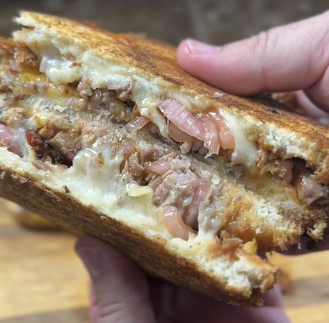 Brisket Grilled Cheese Cheese Game, Salty Desserts, Sweet Bbq Sauce, Bbq Dinner, Dinner Sandwiches, Ultimate Breakfast, Cheesy Bacon, Brisket Recipes, Potato Sides