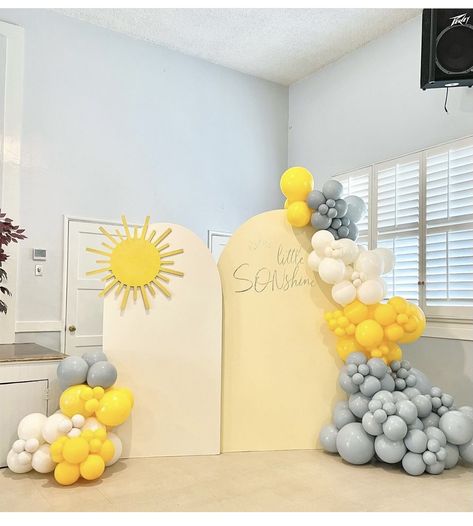 Sunshine Party Backdrop, Sunshine Backdrop Ideas, Gold Arch Decorations, Sun Party Backdrop, Sun Themed Balloon Garland, You Are My Sunshine Balloon Garland, Sunrise Balloon Arch, Sunshine Theme Centerpieces, Sunshine Birthday Decorations