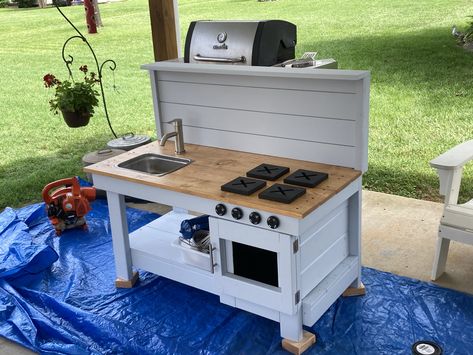 Kids Outdoor Kitchen, Mud Kitchen For Kids, Playhouse Makeover, Mud Kitchens, Cubby House, Kids Garden, Crafty Mom, Cake Party, Mud Kitchen